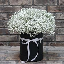 Цветочная композиция из Гипсофила в шляпной коробке в Григорьевское