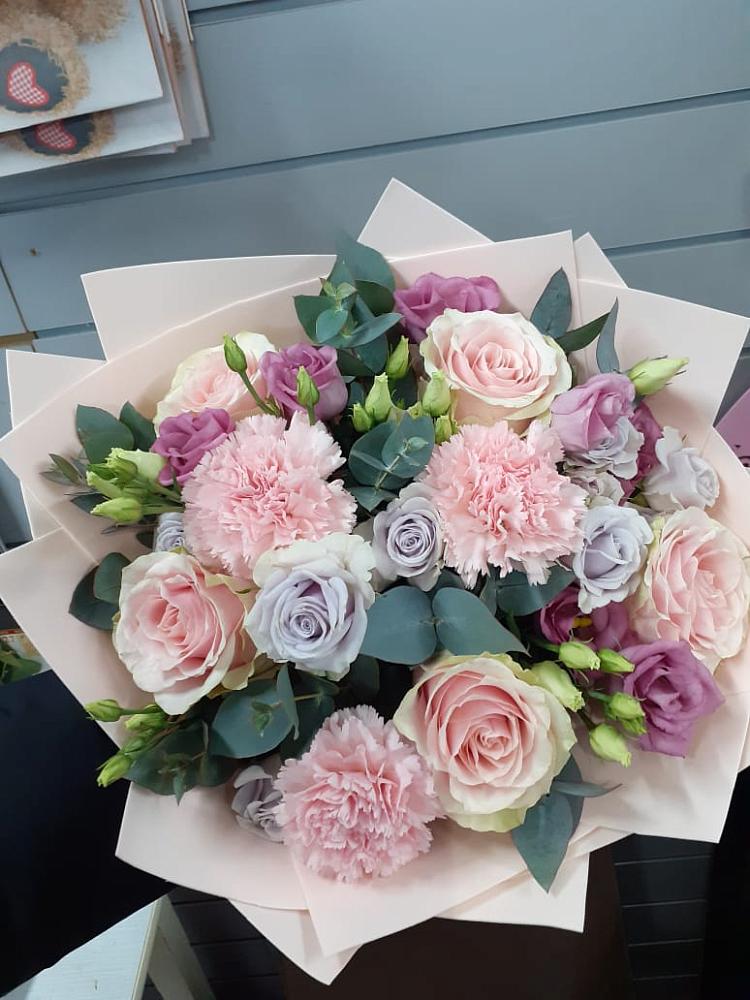 Букет цветов из: Розы, Гвоздики и Лизиантусы в Григорьевское